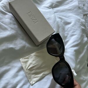 DEZI “Charge It” Sunglasses